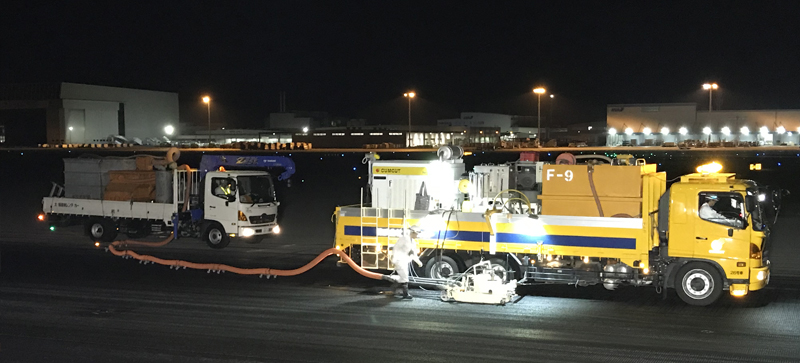 空港滑走路ゴム除去工事